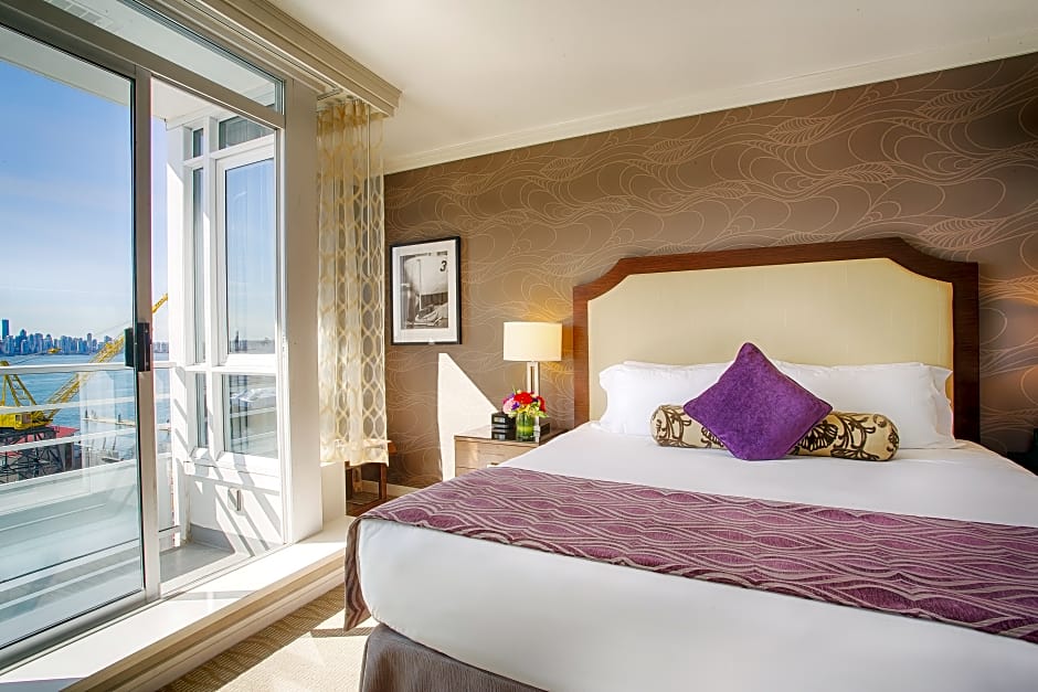 Pinnacle Hotel At The Pier