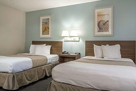 Effificeny Room with One King Bed and One Queen Bed - Non-Smoking