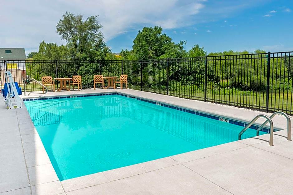 Super 8 by Wyndham Warrensburg