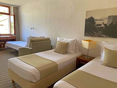 Deluxe Double Room with Side Sea View