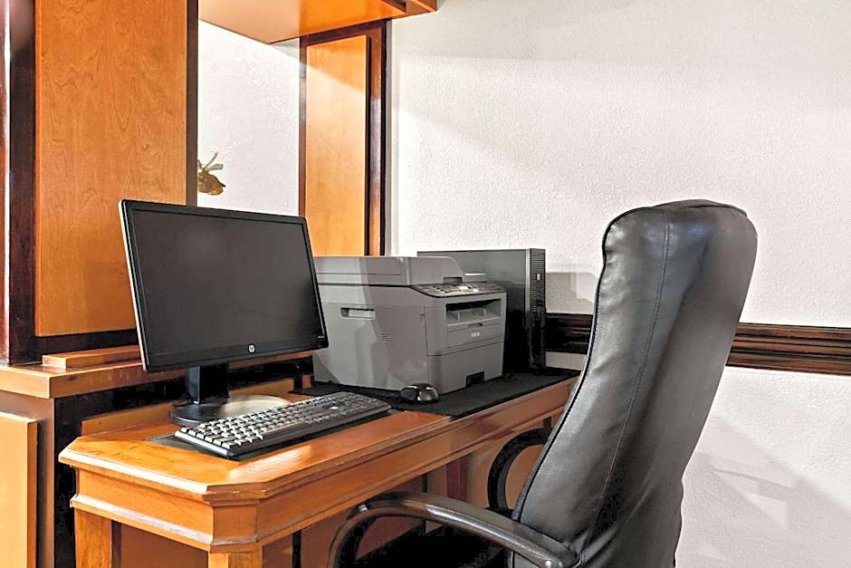 Days Inn & Suites by Wyndham Warren