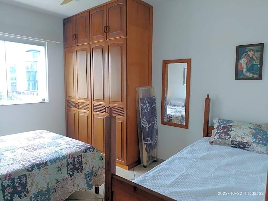 PRIME Beach e Praia do Forte a Pé e Polo Gourmet com carro no estacionamento.