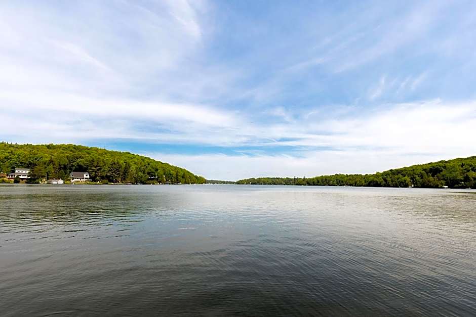 Rustic Waterfront Chalet Panoramic View and Spa