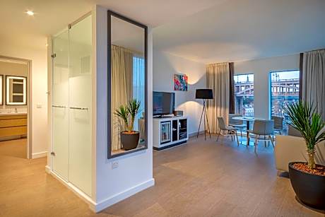 Interconnecting Townhouse Suite