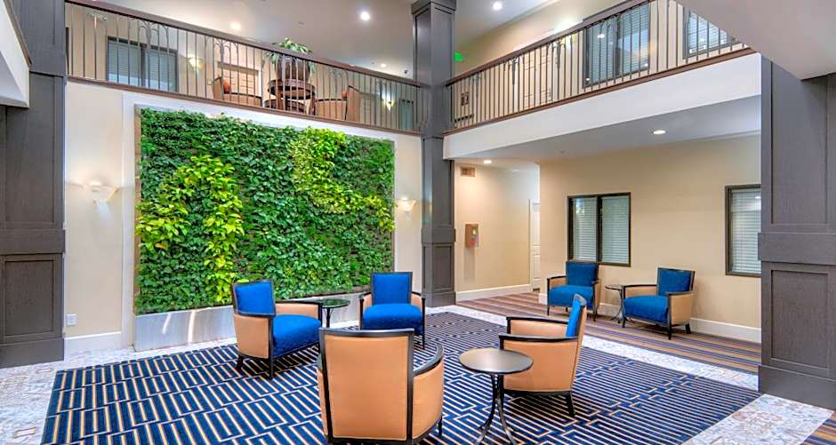 Best Western Plus Palm Court Hotel