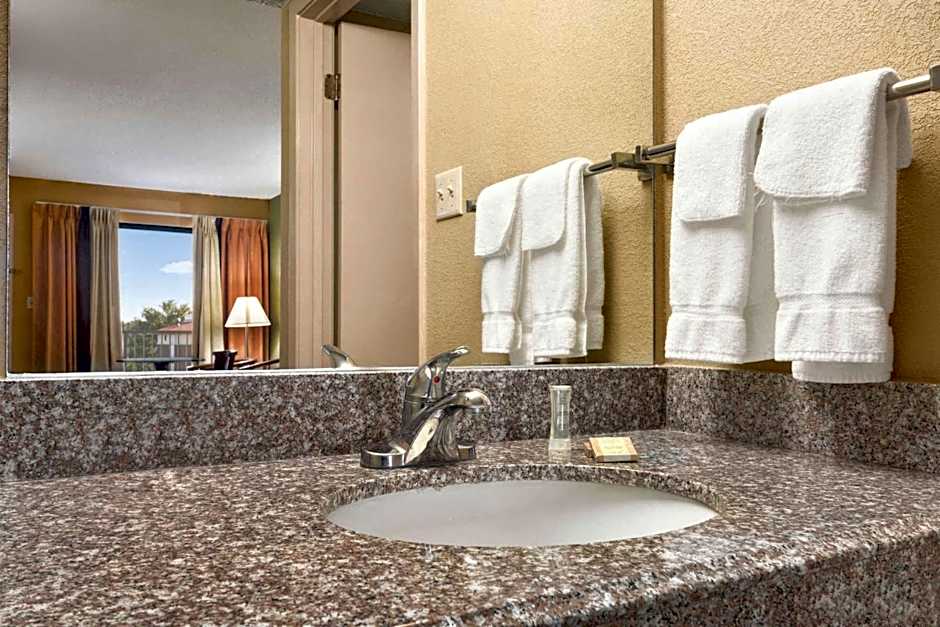 Super 8 by Wyndham Hattiesburg North