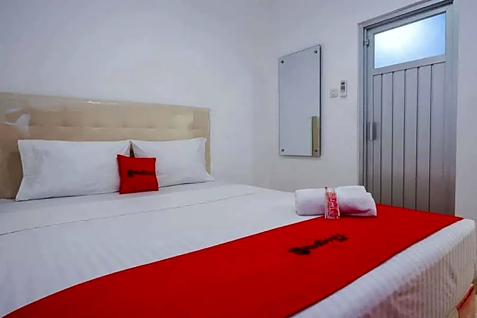 RedDoorz near Mall Ratu Indah 3