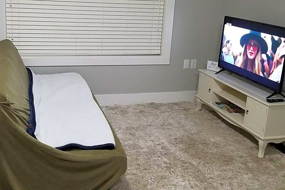 Basement Suite 1 queen bedroom(Brand New House)