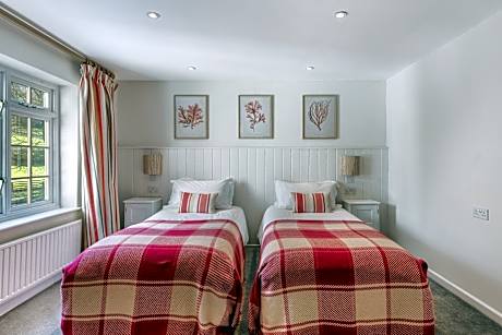Twin Room with Private Bathroom