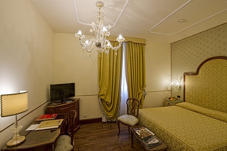 Hotel Monaco & Grand Canal