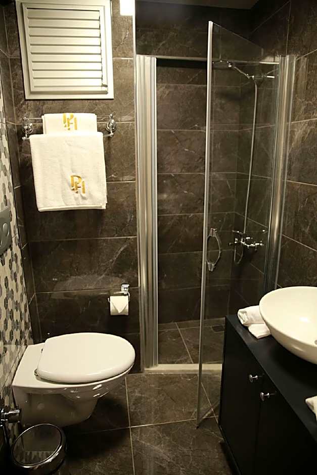 Pelican House Hotel