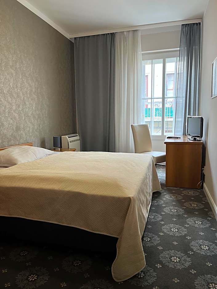 City Hotel