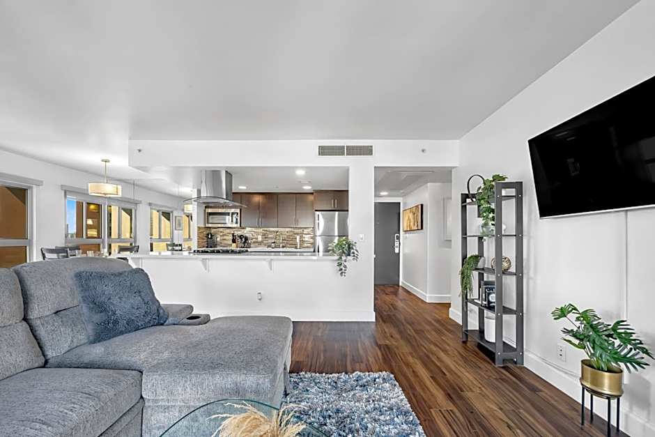 Modern Luxury 2 Bed with Panoramic City Views in Downtown LA