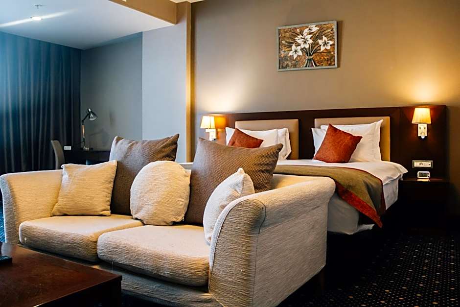 Parkside Hotel & Apartments