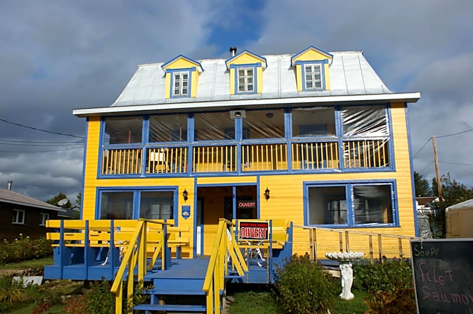 Gîte des Hauteurs et Café de la place