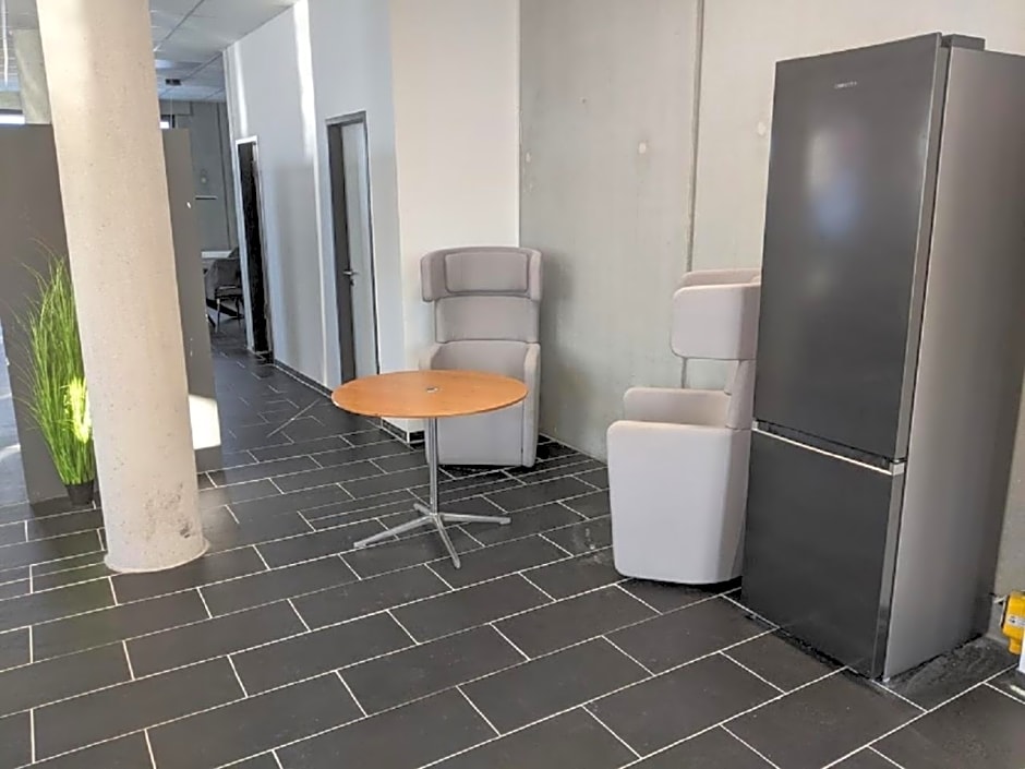 BUSINESS-MOTEL free WiFi & massage, air-con, XXL-Parking