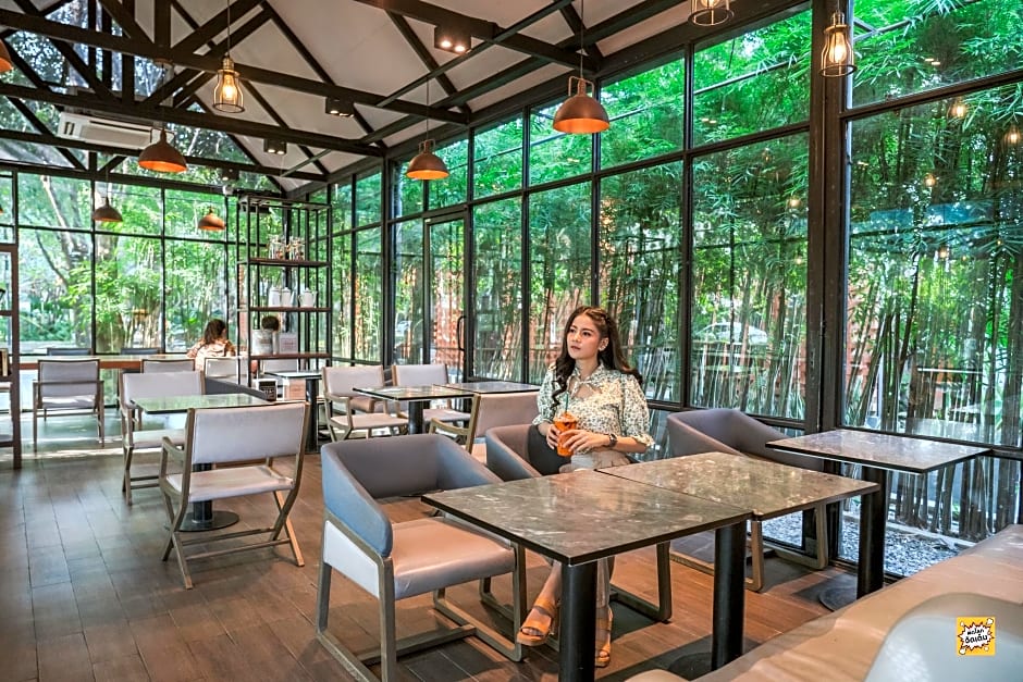 Grand Riverside Hotel