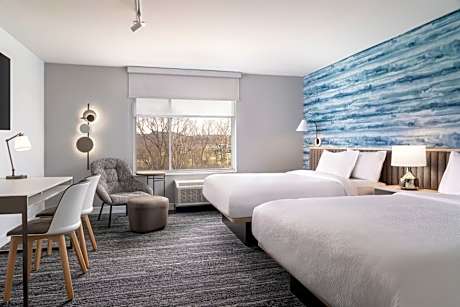 Studio with Two Queen Beds