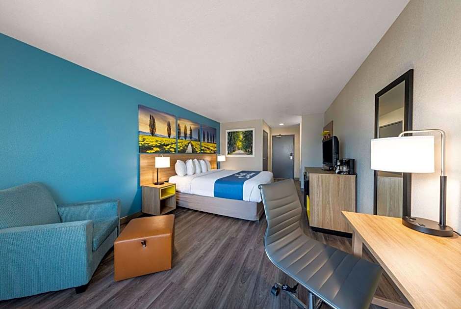 Days Inn by Wyndham Lathrop