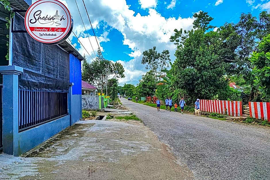 Shekinah Homestay & Cafe Waikabubak RedPartner