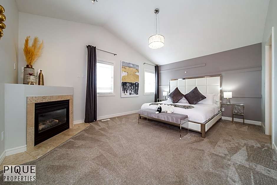 LUXURIOUS 6 Bed Home I Fireplace I near Sports Park I with Double Garage & Fast WiFi!