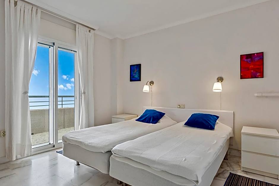 Cozy beachfront apartment in Fuengirola by Costarentals - Ref 25