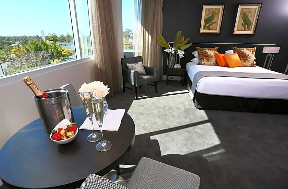 Springfield Lakes Hotel