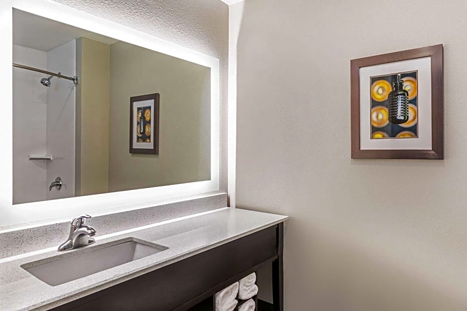 La Quinta Inn & Suites by Wyndham Kansas City Beacon Hill
