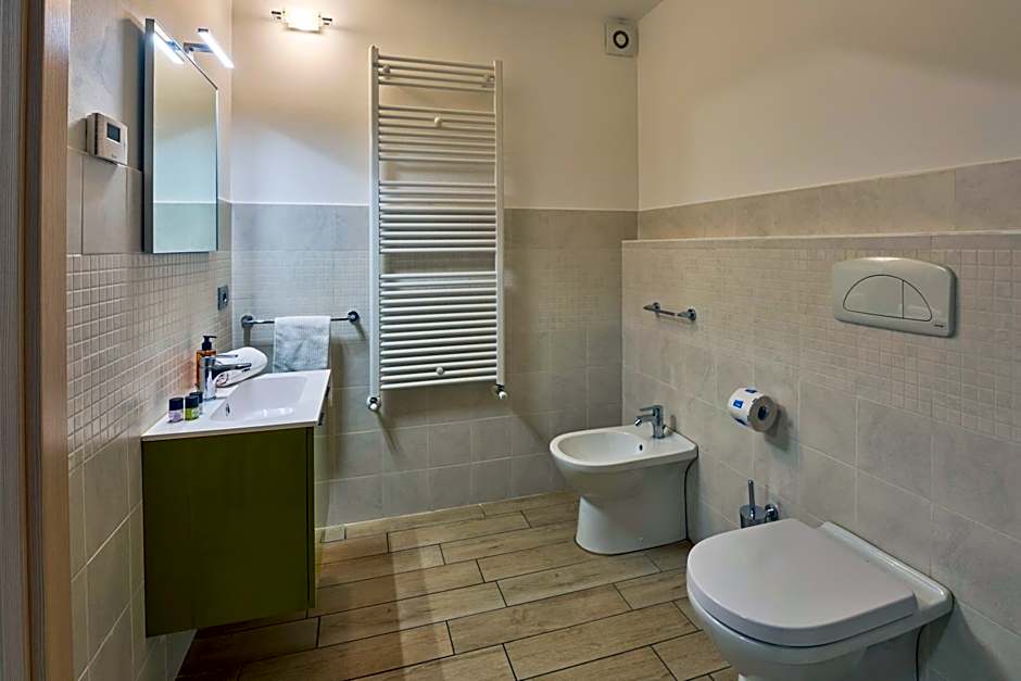 Bellagio Village - Holiday Apartments by the Lake - Seasonal Warm Pool and Sauna
