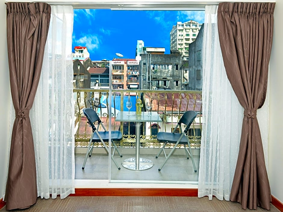 Hotel Bond