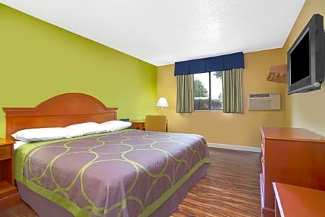 1 King Bed, Non-Smoking