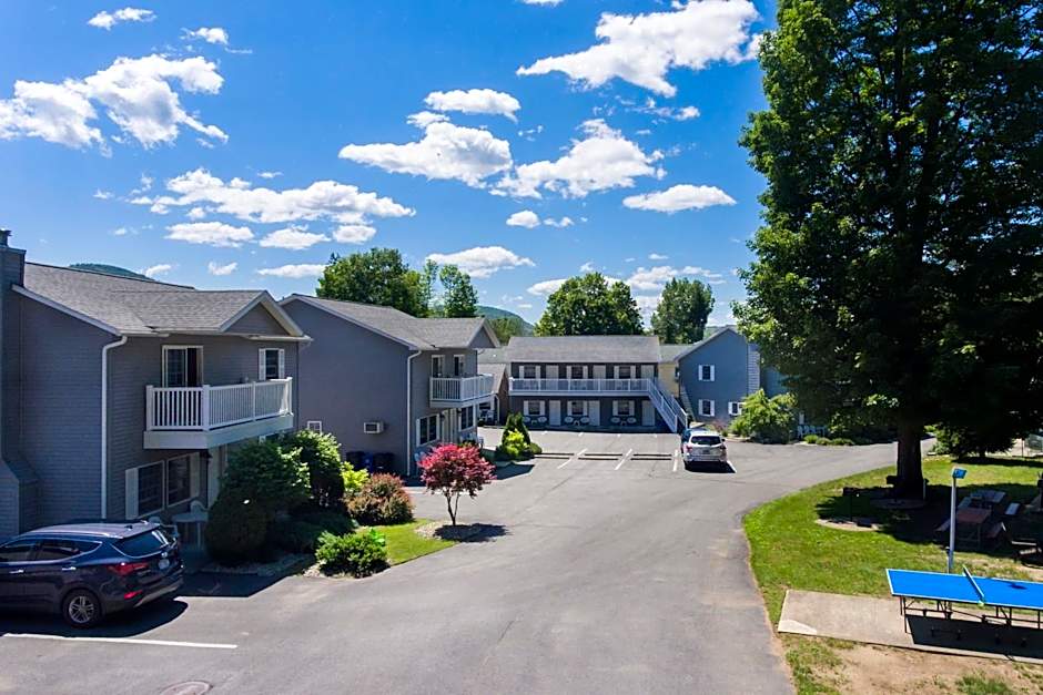 Adirondack Retreat Inn & Suites