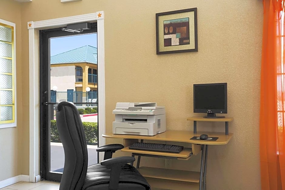 Super 8 by Wyndham Grand Prairie Southwest