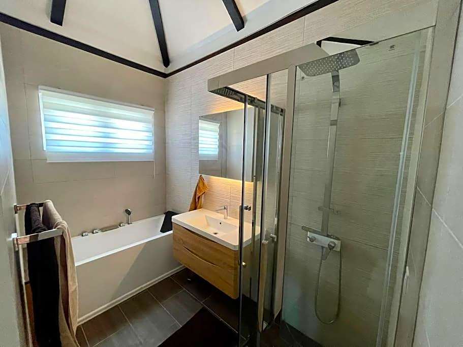 Villa Aglaia mit Pool, Garten und Palmen