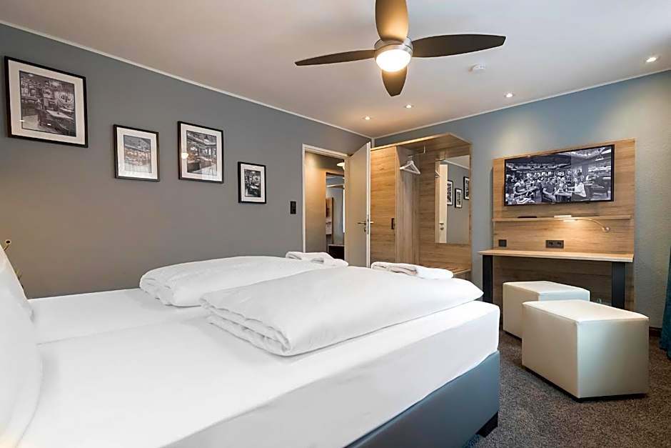 Riverview Apartments by dasPaul