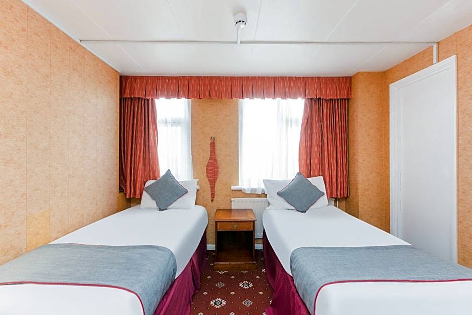 OYO Stade Court Hotel