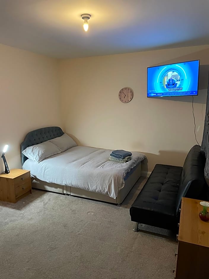 Private Rooms In A Cheerful 4-Bedroom Town House