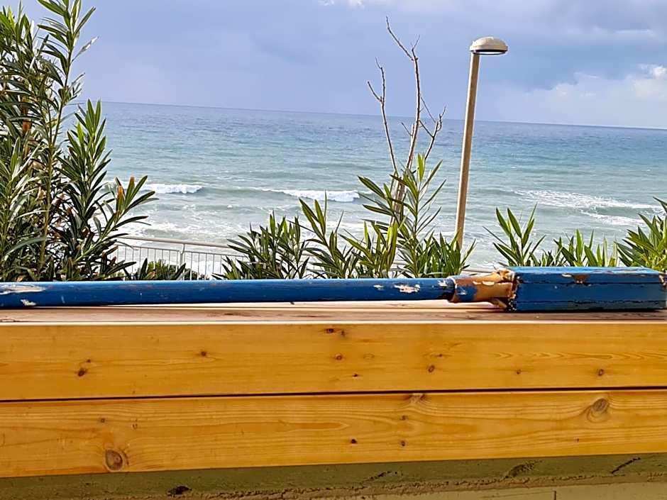 שירת הים -עם מרפסת עץ ובריכת זרמים פרטית חוף צאנז לציבור החרדי