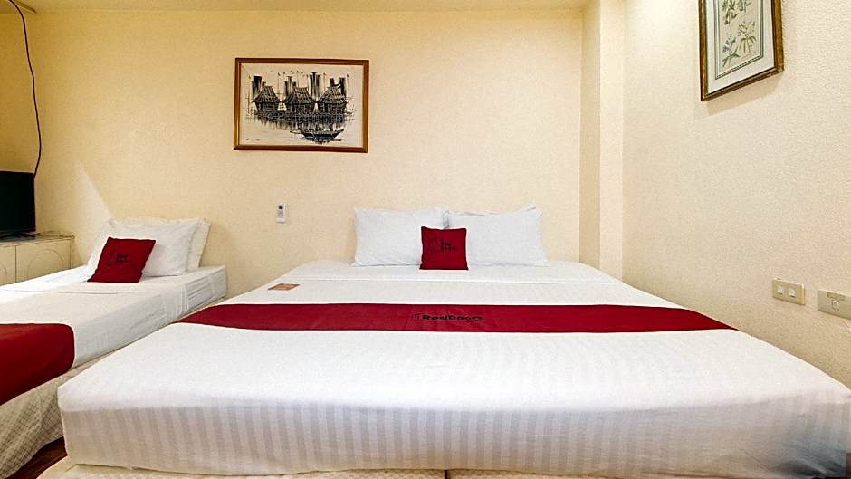 RedDoorz @ Tondaligan Beach Hotel