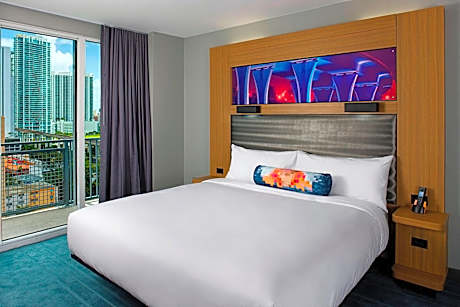Guest room, 1 King, City view, High floor
