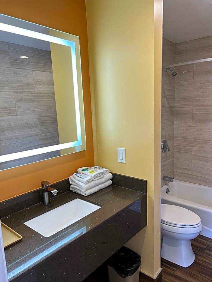 Walnut Inn & Suites West Covina