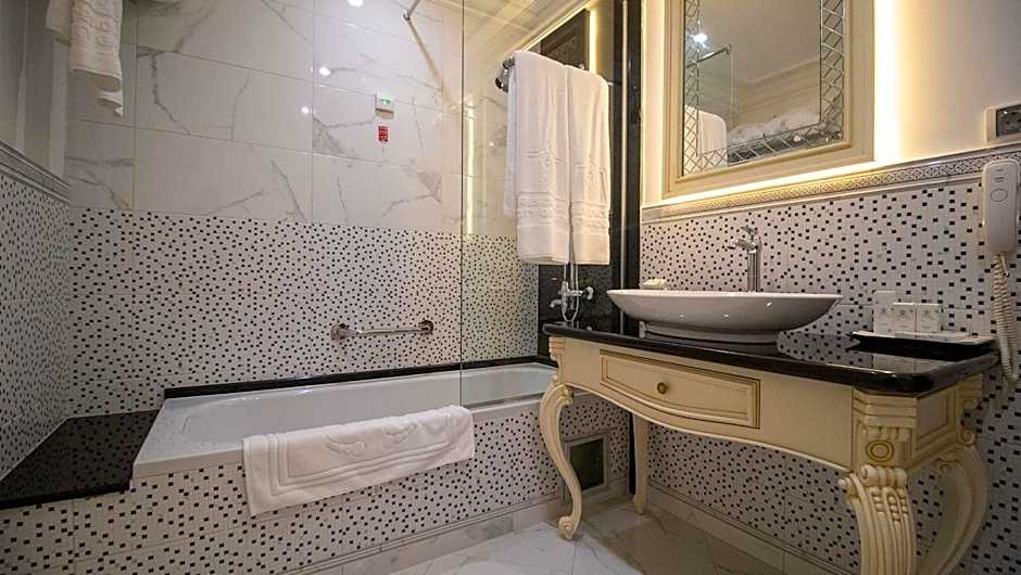 Residence City Garden - Certificate of Excellence Top 10 BEST Five-Stars City Hotels for 2024 awarded by HTIF