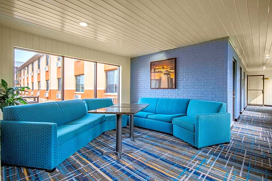 Days Inn & Suites by Wyndham Waterloo
