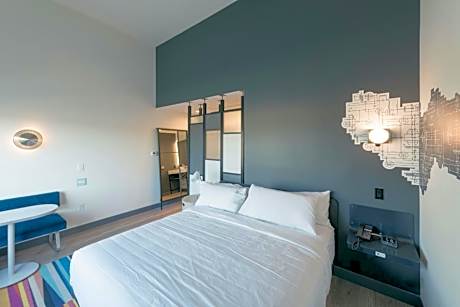 Deluxe Corner King Room