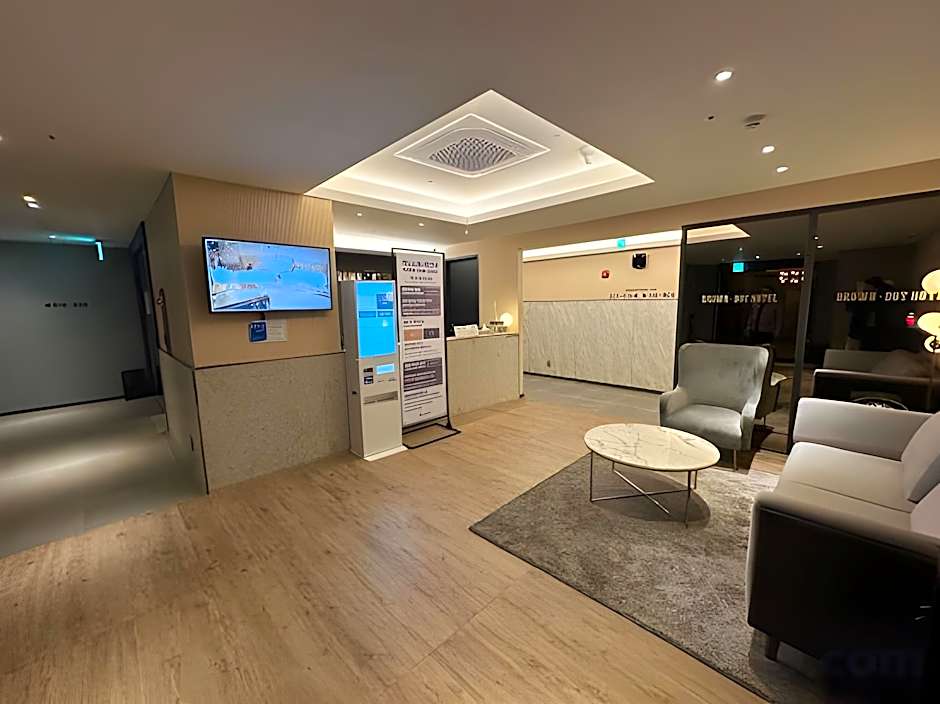 Brown Dot Incheon Nonhyeon Sorae port