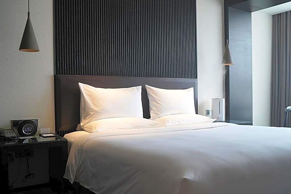 Photo 1 of 9 of Exquisite 1 King Bed