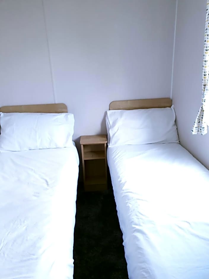 16 anglers acre luxury hot tub break tattershall lakes