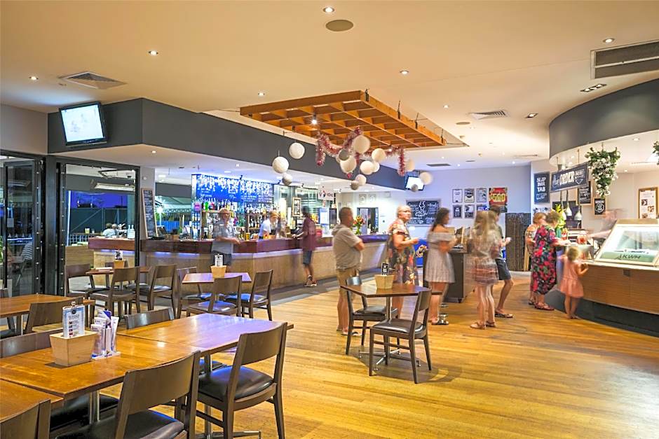 Nightcap at Kawana Waters Hotel