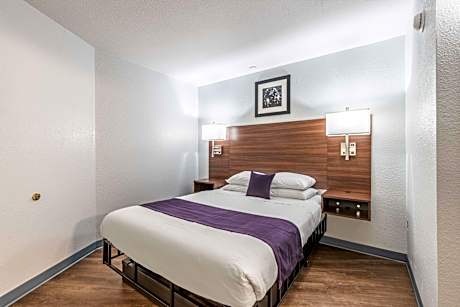 Modern Business Queen Suite Non-Smoking Upper Level Stairs Only