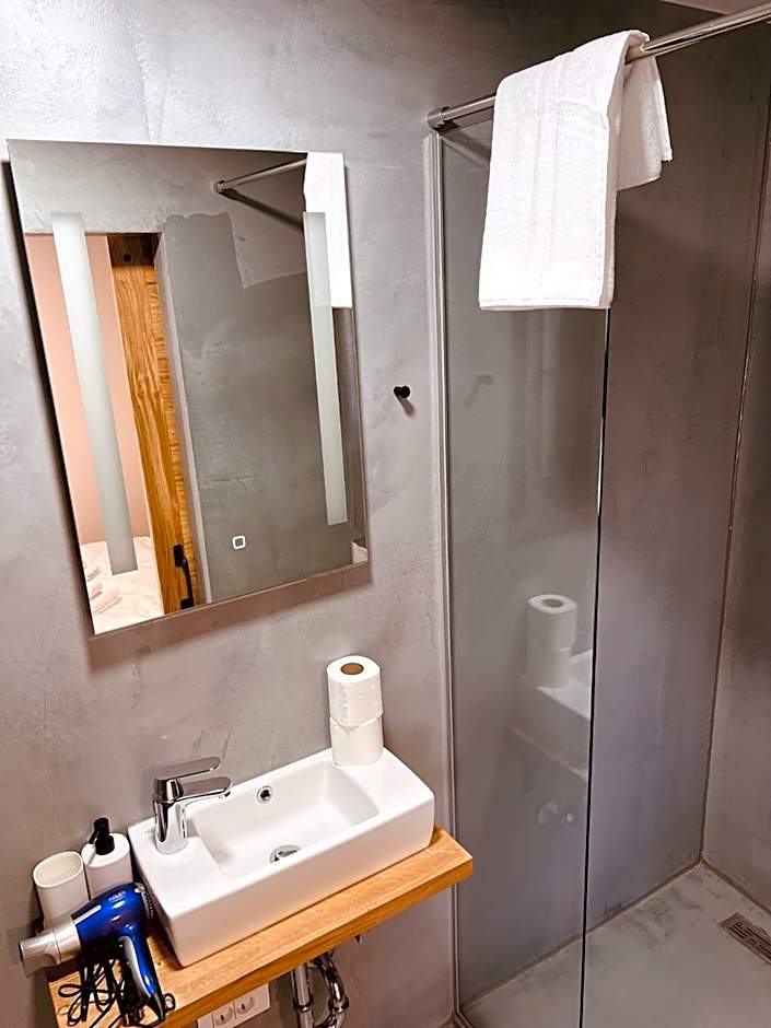 PJ Hotel Cerklje - 5min to Airport - Free Parking